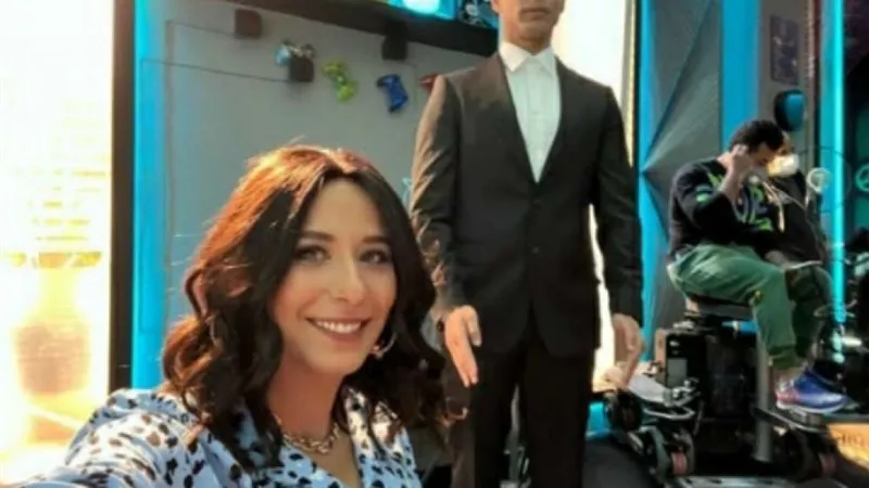 بصورة من الكواليس.. دنيا ماهر تكشف عن شخصيتها من «في بيتنا روبوت2»