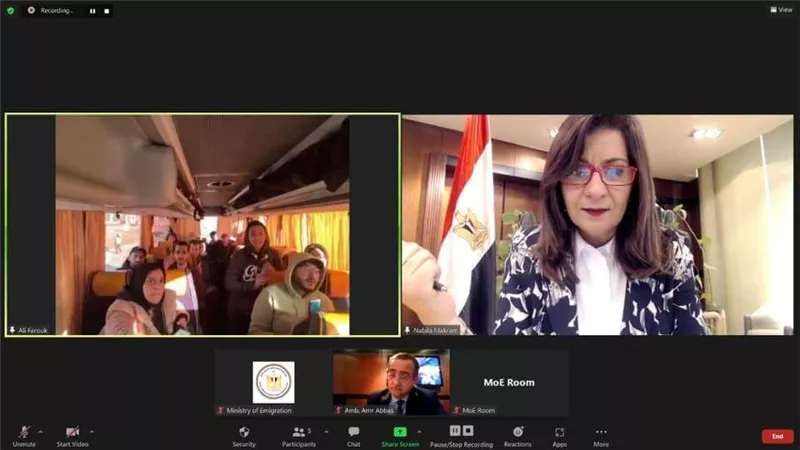 مصر مبتسبش ولادها.. وصول جميع المصريين الفارين من أوكرانيا إلى رومانيا بصحة جيدة
