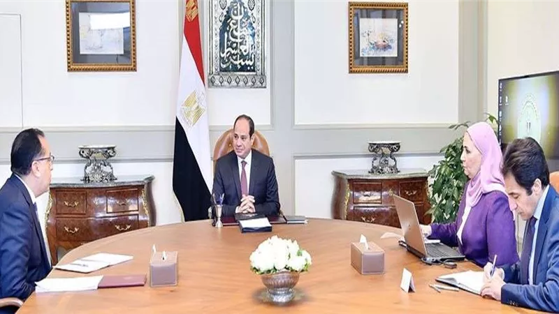 السيسي يستعرض مع 
