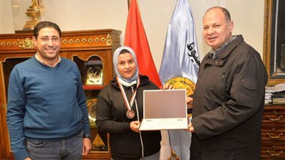 محافظ أسيوط يكرم البطلة هبة محمد جابر لحصولها على المركز الثالث على مستوى الجمهورية في الملاكمة