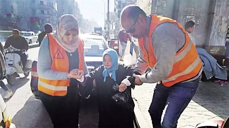 إنقاذ مسنة وزنها 250 كيلو عقب سقوطها من فوق السرير ببولاق