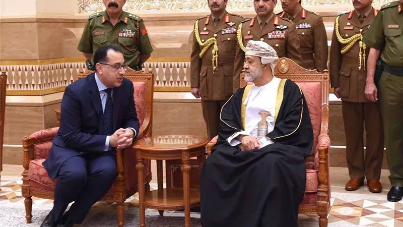 رئيس الوزراء يصل عُمان لتقديم واجب العزاء في وفاة السلطان قابوس (صور)