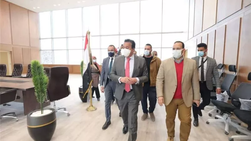 وزير التعليم العالي يُباشر عمله من مقر الوزارة بالعاصمة الإدارية الجديدة