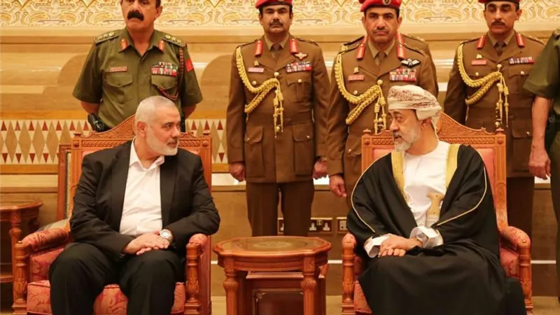 شاهد.. سلطان عمان الجديد يستقبل رئيس المكتب السياسي لحركة 