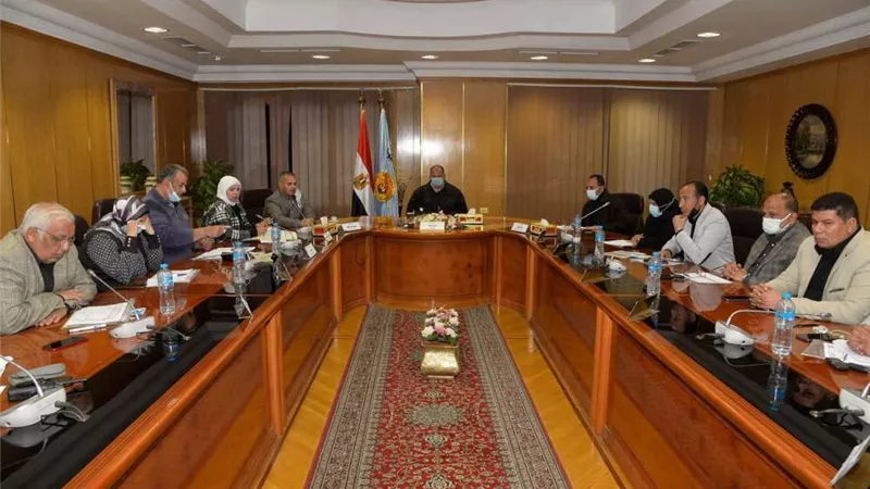 محافظ أسيوط يترأس اجتماع القيادات التنفيذية ويعلن فتح منافذ وشوادر لبيع المواد الغذائية