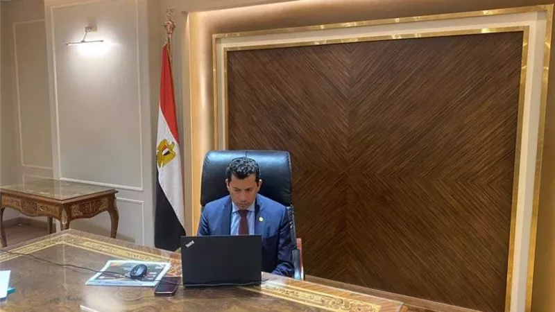 وزير لشباب والرياضة يعقد اجتماعًا مع قيادات الوزارة بالعاصمة الإدارية الجديدة عبر تقنية الفيديو كونفرانس