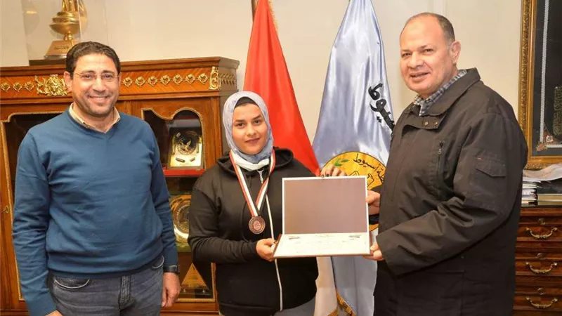 محافظ أسيوط يكرم البطلة هبة محمد جابر لحصولها على المركز الثالث على مستوى الجمهورية في الملاكمة