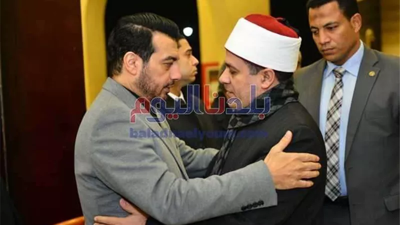 الطقس سبب اختلاف ثياب إيهاب توفيق في عزاء والده (صور)