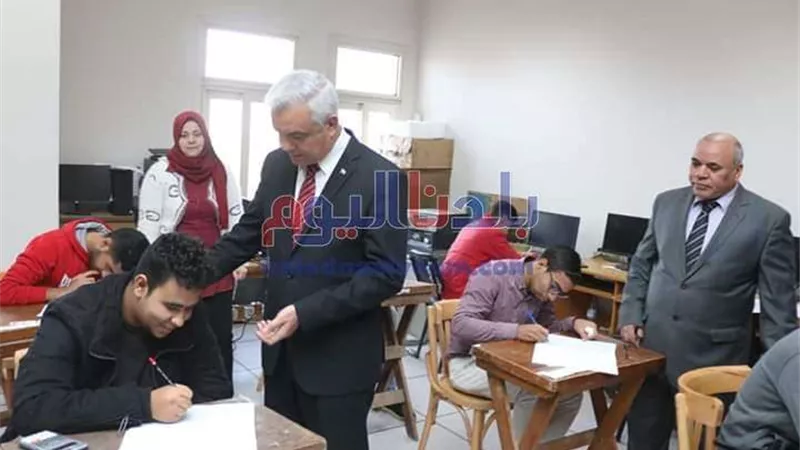طلاب الصف الثاني الثانوي يؤدون امتحان اللغة الإنجليزية للفصل الدراسي الأول