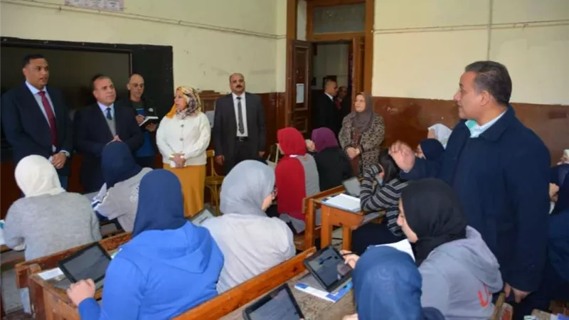محافظ الدقهلية يتفقد لجان الامتحانات بمدرسة الثانوية بنات بالمنصورة