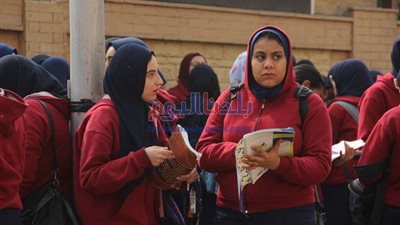 بعد الانتهاء من الامتحان.. طلاب 