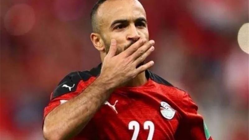 الأهلي يحتفل بعيد ميلاد نجم الفريق