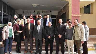 وزير التعليم العالي يستعرض تقريرًا حول نتائج المائدة المستديرة