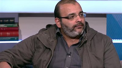 أيمن بهجت قمر يعترض على عدم كتابة اسم أبيه في 