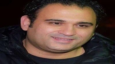 أكرم حسني يؤدي مناسك العمرة (فيديو)