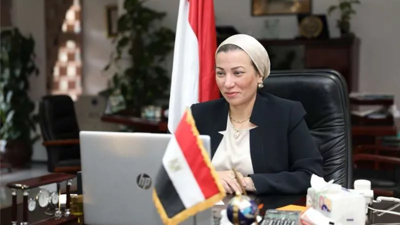 وزيرة البيئة تشارك في المائدة المستديرة لمناقشات المناخ بفرنسا