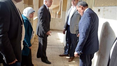 محافظ القليوبيه يتفقد شوارع مدينة بنها ويستمتع لمشاكل المواطنين