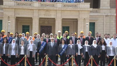 رئيس جامعة القاهرة يكرم أبناء الجامعة المشاركين فى الاحتفال بيوم الشهيد