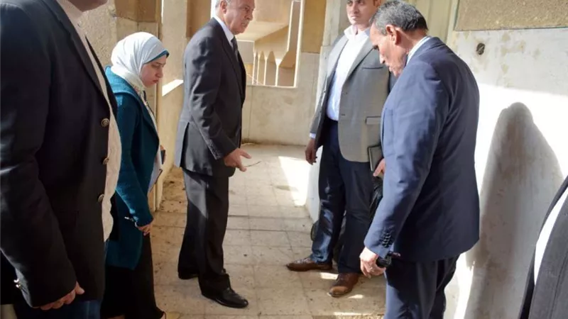 محافظ القليوبيه يتفقد شوارع مدينة بنها ويستمتع لمشاكل المواطنين