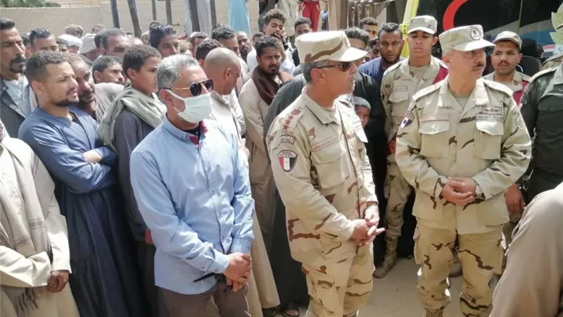 رئيس مجلس مدينة قوص يشهد مراسم تشيع شهيد القوات المسلحة بقرية العيايشة