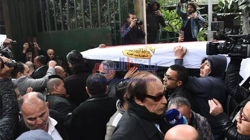 بالصور.. تشييع جثمان ماجدة الصباحي ملفوفا بعلم مصر من مسجد مصطفى محمود