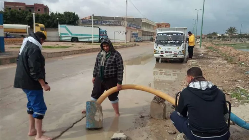 فرق الطوارئ تزيل تجمعات مياه الأمطار بالشوارع والميادين والطريق الدولي بمطروح