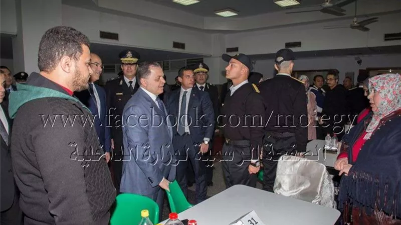 وزير الداخلية يهنئ الطلبة الجدد بكلية الشرطة