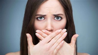 8 أمراض وراء رائحة الفم الكريهة.. والنعناع والريحان أبرز العلاجات المنزلية