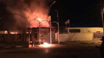 العراق.. متظاهرون يحرقون مقرا لكتائب حزب الله.. فيديو