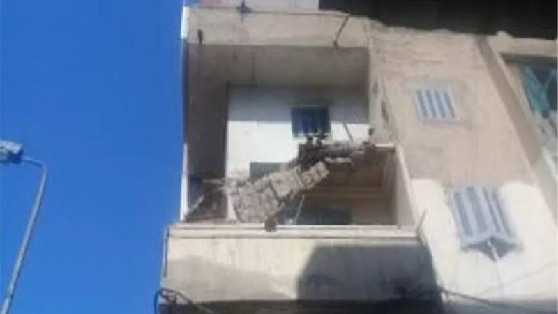 إصابة سيدة سقطت بها شرفة منزلها في الإسكندرية