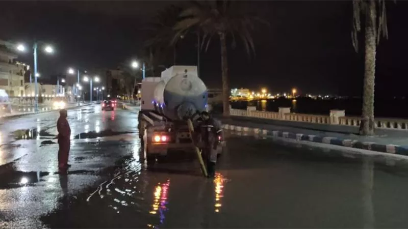 استمرار أعمال سحب تراكمات مياه الأمطار بشوارع وطرق مطروح