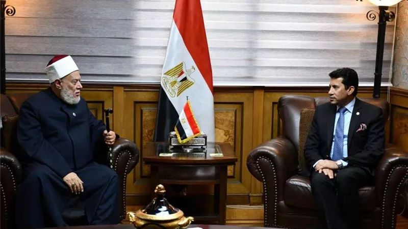 وزير الشباب يبحث مع الدكتور علي جمعة التعاون مع مؤسسة 