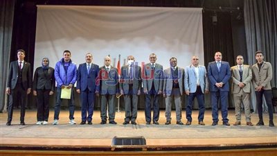رئيس جامعة بني سويف يشهد ختام فعاليات برنامج 