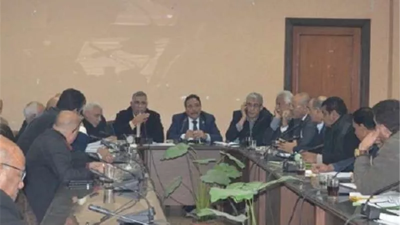 عمال مصر يدرس مشروع قانون قطاع الأعمال العام والتمسك بتطوير الحديد والصلب