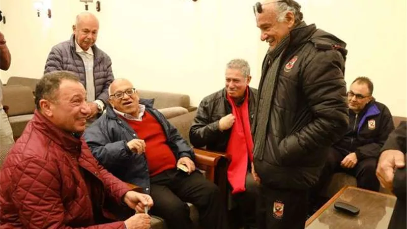 بالصور.. الخطيب يلتقي كبار السن وأولياء أمور لاعبي الفرق الرياضية بالأهلي