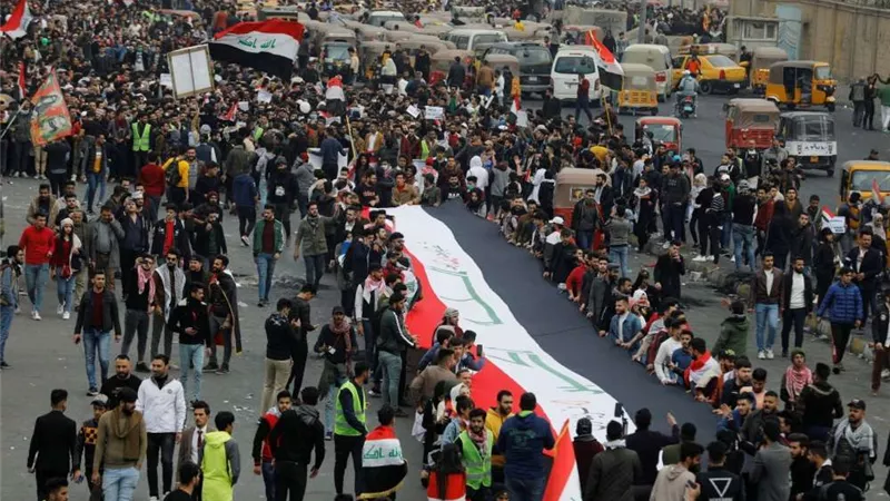 مقتل 3 متظاهرين وإصابة 50 وإغلاق أكبر جسر في بغداد.. ماذا يحدث بالعراق؟