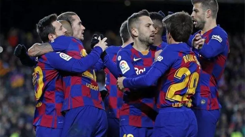 برشلونة يعلن عن صفقته الأولى رسميًا