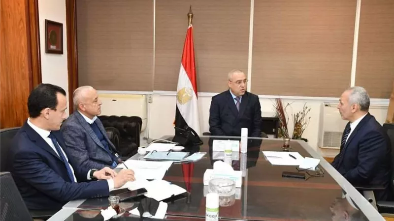 وزير الإسكان يتابع الموقف التنفيذي لمشروع تطوير 