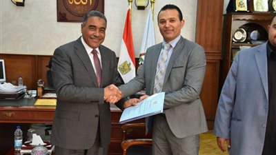 محافظ مطروح يوقع بروتوكول تعاون لميكنة كافة القطاعات الحكومية