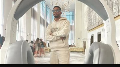 محمد رمضان يستعرض رشاقته و سيارته الفارهة