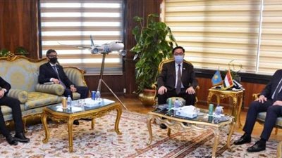 وزير الطيران يستقبل سفير كازاخستان بالقاهرة لتعزيز التعاون