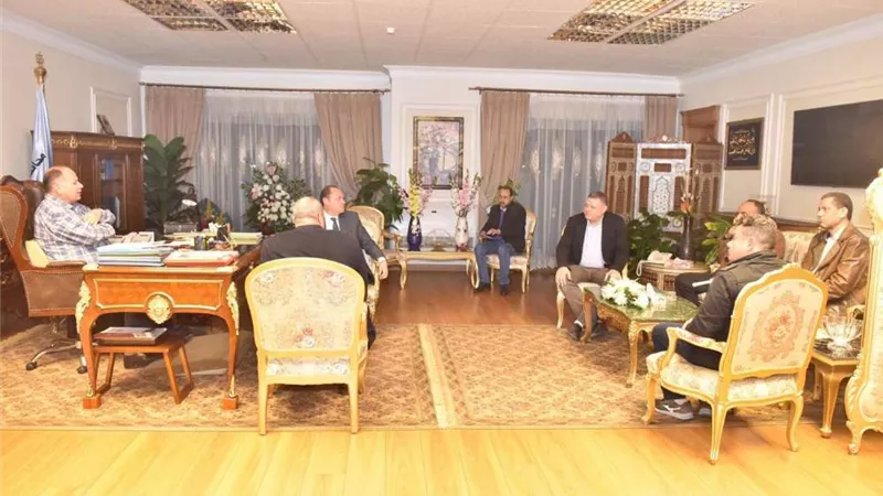 محافظ أسيوط يناقش سبل تنفيذ مشروعات للحد من الهجرة غير النظامية
