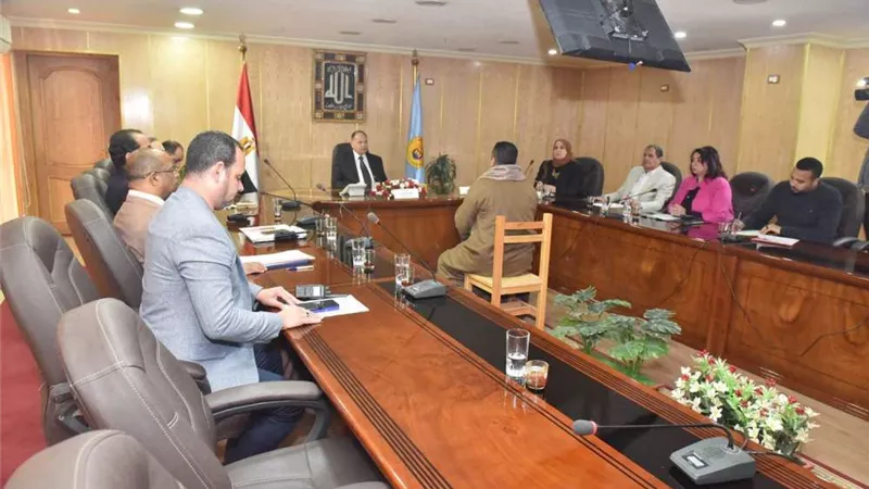 محافظ أسيوط يعقد اللقاء الأسبوعي للمواطنين ويحيل بعض الشكاوى للجنة المصالحات