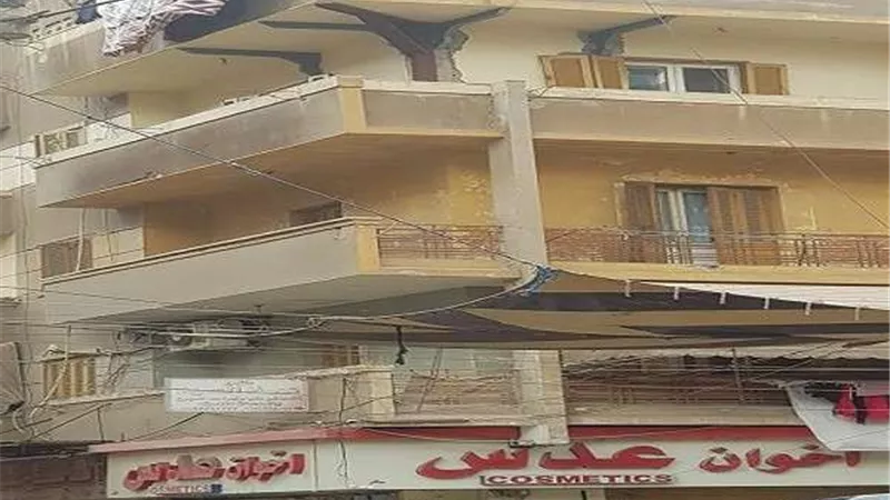عمارة آيلة للسقوط تثير الذعر ببنها.. والأهالي يطالبون المحافظ بالتدخل