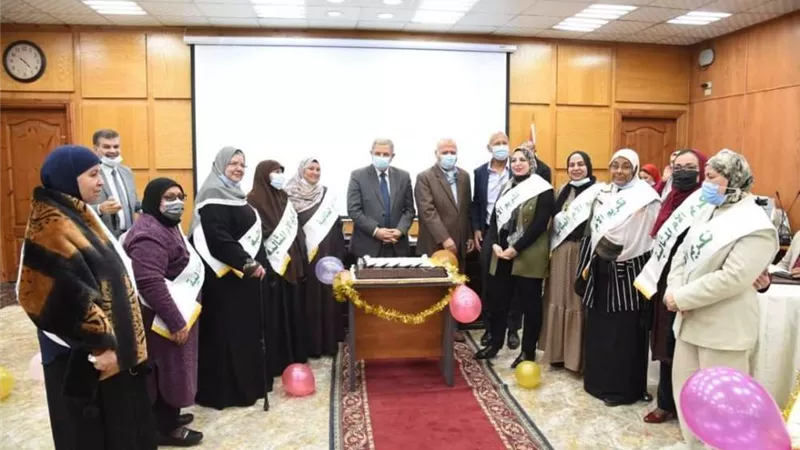 رئيس القابضة للمياه يكرم الأمهات المثاليات بشركات مياه الشرب والصرف الصحي