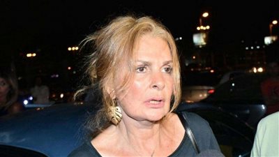 تأثرًا بفراق والدتها.. شاهد لحظة انهيار يسرا