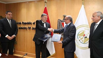 وزيرا العدل وقطاع الأعمال يشهدان توقيع بروتوكول تعاون لتدريب أعضاء الإدارات القانونية