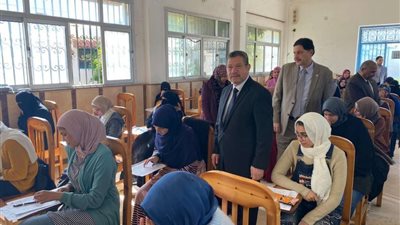رئيس جامعة مطروح يتفقد لجان الامتحانات بكلية التربية للطفولة المبكرة