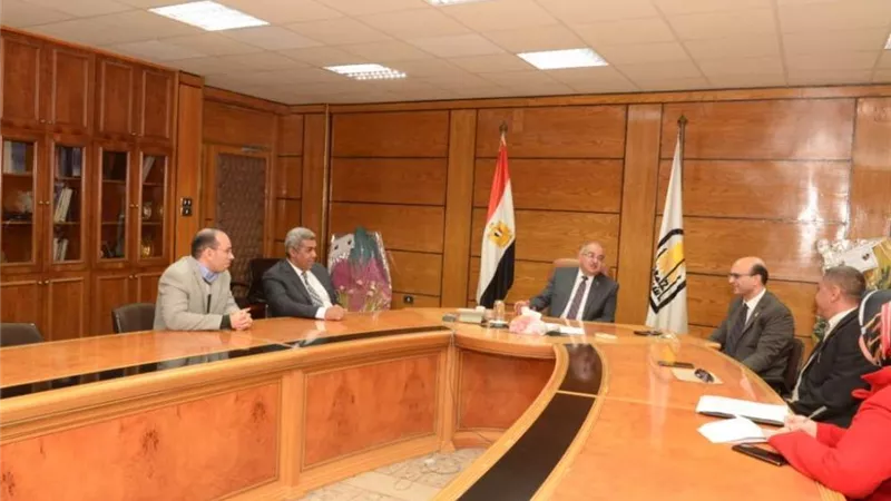 رئيس جامعة أسيوط يشدد على تقديم خدمة طبية مجانية