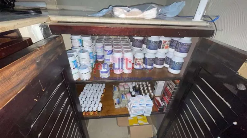 ضبط مركز علاج طبيعي يتاجر في المكملات الغذائية مجهولة المصدر ببني سويف.. صور